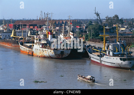 Il Viet Nam - Thanh Pho Ho Chi Minh (Saigon). Barche ormeggiate nel porto. Foto Stock