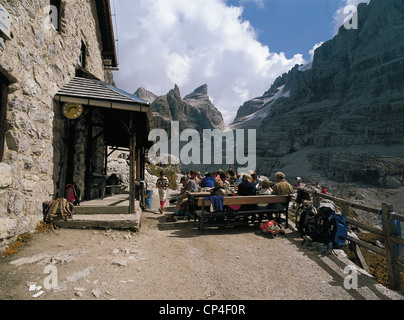 Il Trentino Dolomiti di Brenta Parco Naturale Adamello Brenta SEDE DEL RIFUGIO TUCKETT Foto Stock