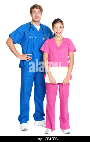 Ritratto di fiducioso maschio e femmina professionisti medici in medical scrubs in piedi isolato su sfondo bianco Foto Stock
