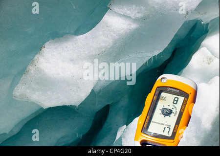 Il ghiacciaio di Argentiere fondere rapidamente a causa di cambiamenti climatici, con un misuratore UV, Chamonix Francia. Foto Stock