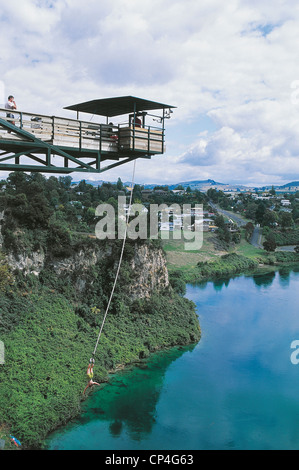 Nuova Zelanda Taupo Fiume Waikato DIP CON ELASTICO bungee jumping Foto Stock