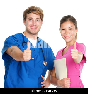 Ritratto di felice giovani professionisti medici donna asiatica e uomo caucasico dando felice pollice in alto isolato su sfondo bianco Foto Stock