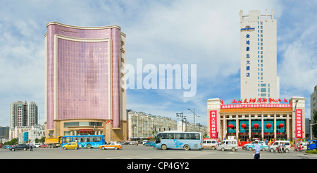 Il Presidential Hotel sinistra e governo locale edificio proprio lungo una delle strade principali di Datong. Foto Stock