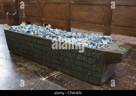 Corte Barmote, discutibile Hall, Wirksworth, Derbyshire. Ottone piatto di misura che è stata presentata alla corte di Enrico VIII nel 1512. Foto Stock