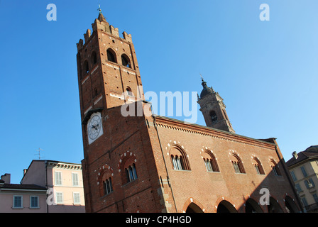 Antico borgo medioevale palazzo dell'arengario sul cielo blu, Monza, Lombardia, Italia Foto Stock