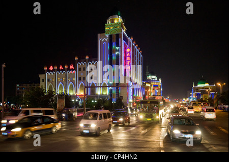 Luci colorate di edifici e il traffico lungo una delle strade principali di Hohhot. Foto Stock