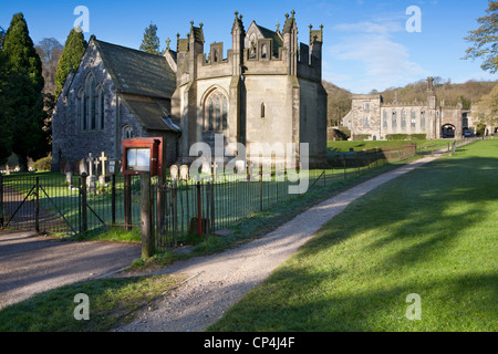 Chiesa di Santa Croce e Ilam Hall (neo-gotico), Ilam Park, Ilam, Staffordshire, England Regno Unito Foto Stock