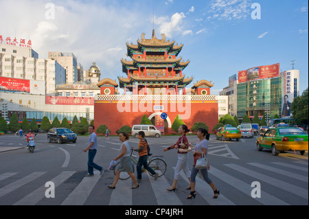 Una vista della vita di strada di fronte alla torre campanaria nel centro Zhongwei. Foto Stock