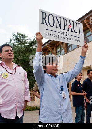 Giovane ragazzo ispanico contiene fino campagna segno per Ron Paul al rally di San Antonio, Texas Foto Stock