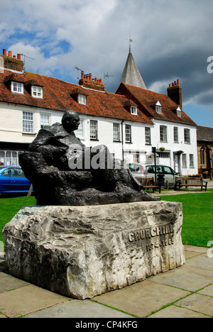 La statua di Sir Winston Churchill da Oscar Nemon. Westerham verde, Kent. Regno Unito. Foto Stock