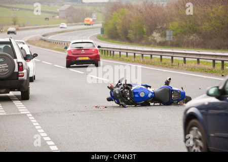 Una RTA che coinvolgono un auto e una moto sulla A66 a Penrith, Cumbria, Regno Unito. Foto Stock