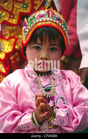 Myanmar (Birmania) - Mandalay. La Pagoda Mahamuni, un bambino alla cerimonia il noviziato. Foto Stock