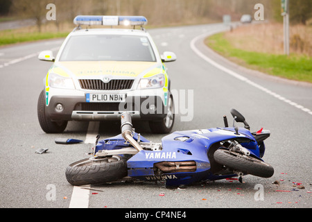 Un crash che coinvolgono un auto e una moto sulla A66 vicino a Penrith, Cumbria, Regno Unito. Foto Stock