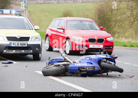 Un crash che coinvolgono un auto e una moto sulla A66 vicino a Penrith, Cumbria, Regno Unito. Foto Stock