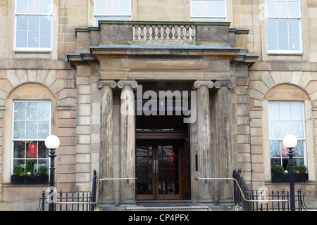 L'entrata del Blythswood Square Hotel e' ospitata nell'ex edificio del Royal Scottish Automobile Club, in Blythswood Square, nel centro citta' di Glasgow, in Scozia, Regno Unito Foto Stock