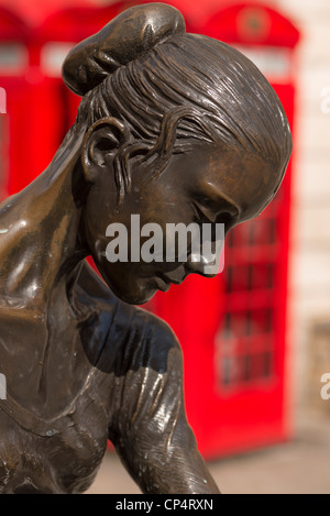 Statua di Dame Ninette de Valois da Enzo Plazzotta al di fuori della Royal Opera House di Covent Garden, Londra,UK Foto Stock