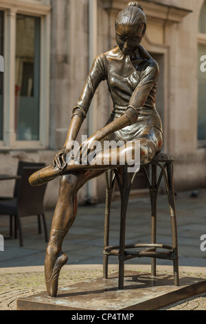 Statua di Dame Ninette de Valois da Enzo Plazzotta al di fuori della Royal Opera House di Covent Garden, Londra,UK Foto Stock