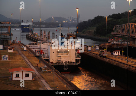 Le navi da carico in transito attraverso il canale di Panama di notte Foto Stock