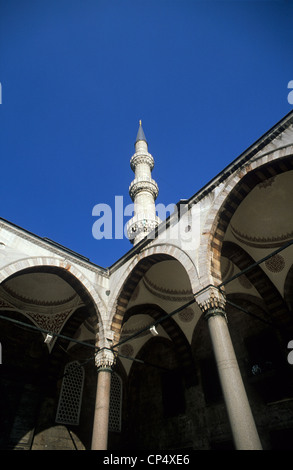 Turchia, Istanbul, Sultan Ahmed moschea, uno della moschea blu guglie dal cortile interno. Foto Stock