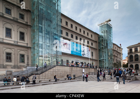 Spagna, Madrid, in zona Atocha, Centro de Arte Reina Sofia Museum, ascensori esterni Foto Stock