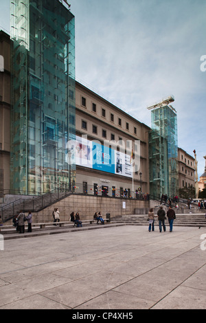 Spagna, Madrid, in zona Atocha, Centro de Arte Reina Sofia Museum, ascensori esterni Foto Stock