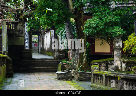 La Pagoda di profumo in montagna vicino a Ben Duc Vietnam. Interni dal giardino pagoda. Foto Stock