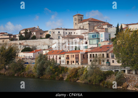 Spagna, Castilla y Leon Regione, Provincia di Zamora, Zamora, vista città lungo il fiume Duero Foto Stock