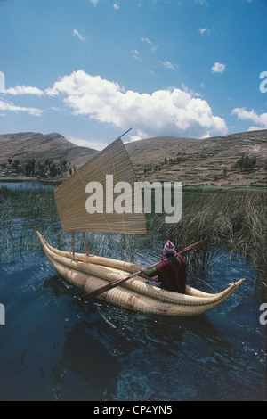 Bolivia - Lago Titicaca - isola Suriqui. Il balsa barca. Foto Stock