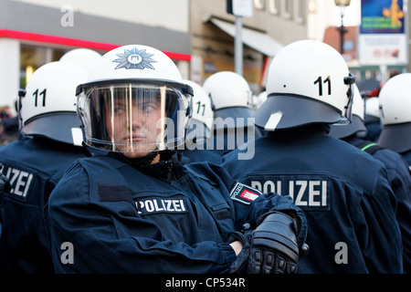 Tedesco giovane funzionario di polizia in piena sommossa ingranaggio gira intorno durante il giorno di maggio manifestazioni ad Amburgo, in Germania il 1 maggio 2012. Foto Stock