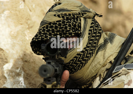 Un US Special Forces soldier guarda attraverso la sua MK 12 fucile da cecchino Settembre 7, 2007 in Rawah, Iraq. Foto Stock