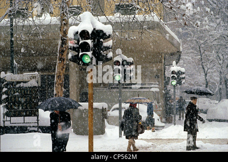 Lombardia - Milano sotto la neve, passando in Viale Certosa. Nevicata del 15 gennaio 1985