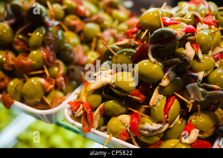 Spagna, Madrid, Plaza de San Miguel, il Mercado de San Miguel, alimentare artigianale marketplace, tapas fatto con olive ripiene Foto Stock