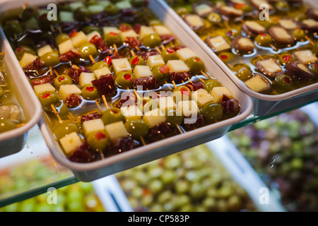 Spagna, Madrid, Plaza de San Miguel, il Mercado de San Miguel, alimentare artigianale marketplace, tapas fatto con olive ripiene Foto Stock