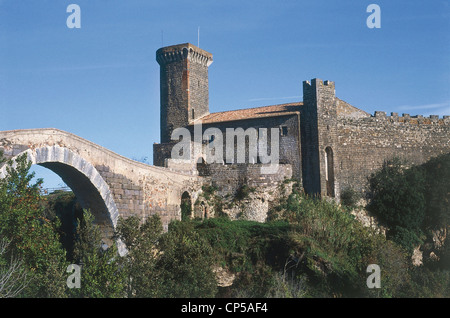 Lazio Il Parco Naturale Archeologico di Vulci (Vt) castello medievale ospita il Museo Etrusco, il ponte di abbazia di origine etrusca del primo Foto Stock