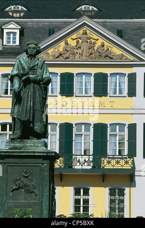 Germania - Renania settentrionale-Vestfalia (Nordrhein-Westfalen) - Bonn. Munsterplatz, il monumento di Ludwig van Beethoven. Foto Stock