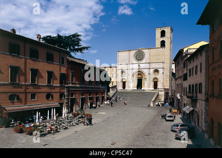 Umbria - Todi (Pg). Piazza del Popolo con la cattedrale di Santa Maria Assunta Foto Stock