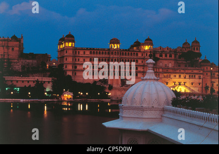 India - Rajasthan - Udaipur. Il palazzo della città sulle rive del Lago Pichola, costruita di marmo e di granito, il settecento. Foto Stock