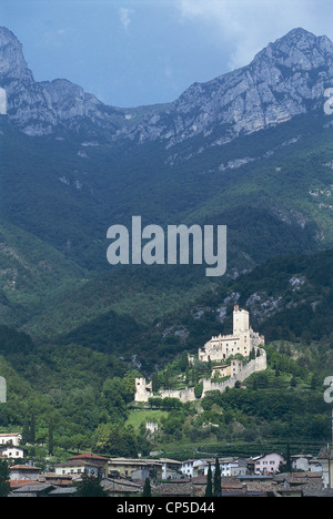 Trentino Alto Adige - Val Lagarina - Villaggio di Sabbionara di Avio (Trento). Castello Castelbarco. Foto Stock