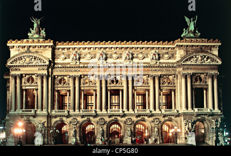 Francia - Parigi. La facciata di stile neo-barocco Palais Garnier (Charles Garnier, 1875) e pone l'Opera National de Paris. Notte. Foto Stock