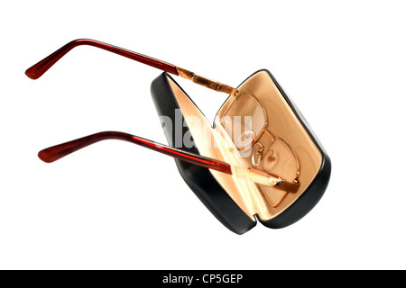 Un bicchieri di colore dorato e caso per loro Foto Stock