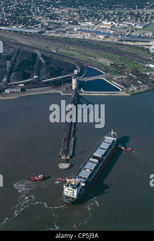 Stati Uniti d'America Virginia Newport News terminale per il caricamento del carbone a bocca di James River. nave in funzionamento, antenna Foto Stock