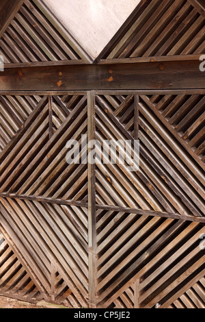 Slatted decorativi in legno Pannelli dello schermo su Edificio utenze, Dune du Pyla, Francia. Foto Stock