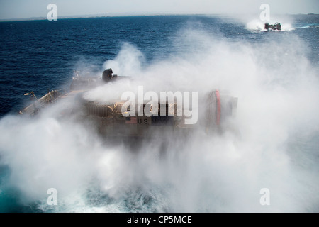 Hovercraft della marina con l'unità di artigianato di assault 5 parti USS Makin Island che trasporta 11 ° veicoli ed il personale dell'unità di spedizione marina qui 1 maggio. Le unità sono impiegate come parte del Makin Island Amphibious Ready Group, attualmente una forza di riserva del teatro del comando centrale degli Stati Uniti. Il gruppo fornisce supporto alle operazioni di sicurezza marittima e agli sforzi di cooperazione per la sicurezza del teatro nella 5° area di responsabilità della flotta degli Stati Uniti. Foto Stock