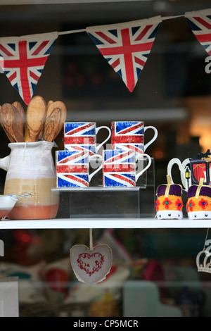 Queen Elizabeth Diamond Giubileo prodotti turistici su vista in una vetrina di un negozio Foto Stock