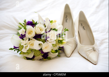 Scarpe di nozze e fiori della sposa Foto Stock