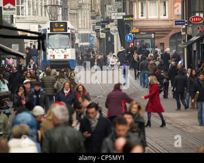 Shopping La folla in Leidsestraat in Amsterdam, Paesi Bassi Foto Stock