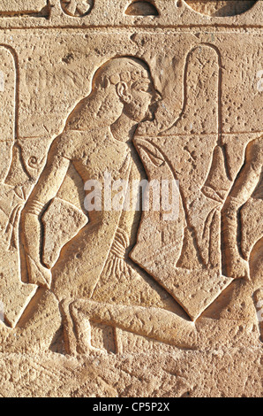 Egitto Abu Simbel (Nubia) facciata del Grande Tempio di Ramesses II 1279-13 AC BASE SPECIALE DI PRIGIONIERI Tron con rilievo raffigurante Foto Stock