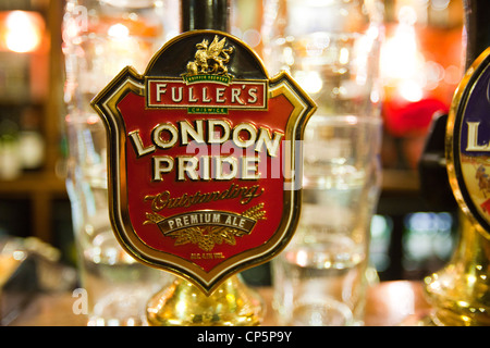 Un real ale la pompa a mano sulla barra del volantino di Euston, Kings Cross, London, Regno Unito. Foto Stock