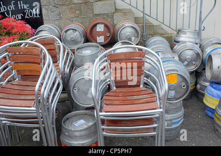 Barili di birra al di fuori di un pub di Falmouth.qqqA Foto Stock