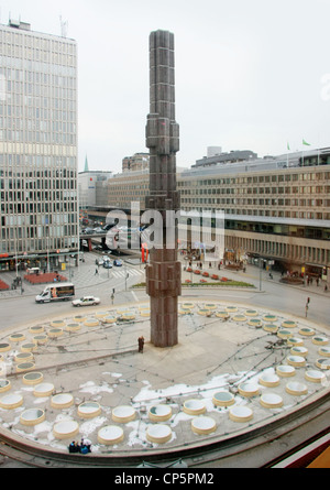 Obelisco di vetro in piedi di Sergels Torg piazza di Stoccolma. Foto Stock